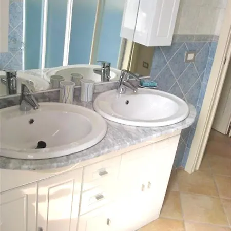 With Shared Pool In Just 500 Meters From The Sea アパートホテル 4*